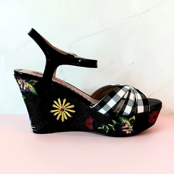 EUC ~ BETSEY JOHNSON Floral Embroidered Platform Wedge Sandals ~ Size: 9.5 - Picture 2 of 10